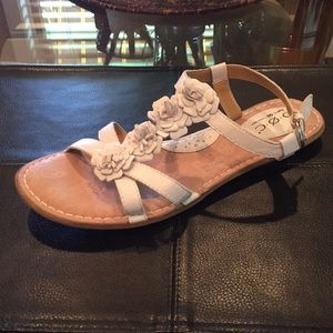🕊BOC strappy flower white leather sandals